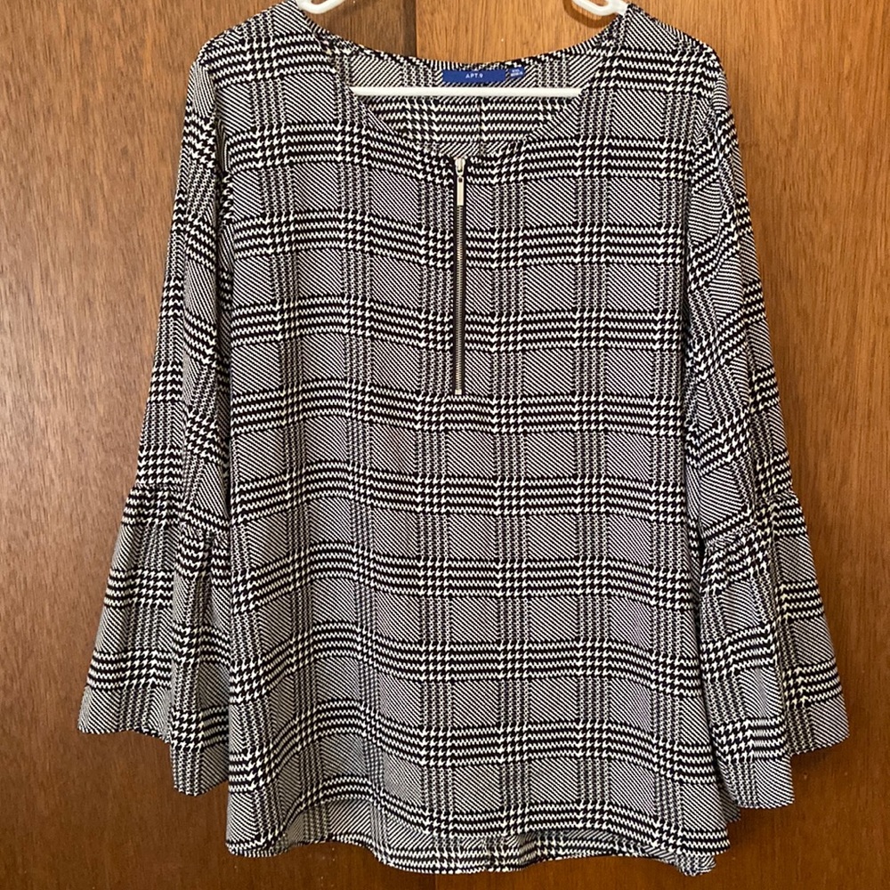 Bell sleeved black and white top